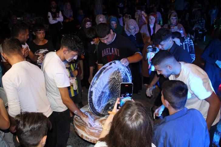 Sivas'ta tuhaf görüntüler! Yoğurdun içindekini duyunca tanınmaz hale geldiler... Tepsiler havada uçuştu G3