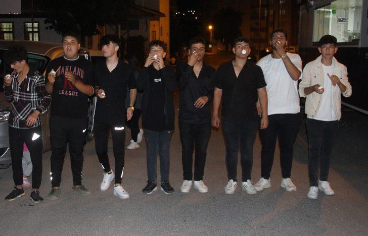 Sivas'ta tuhaf görüntüler! Yoğurdun içindekini duyunca tanınmaz hale geldiler... Tepsiler havada uçuştu G4