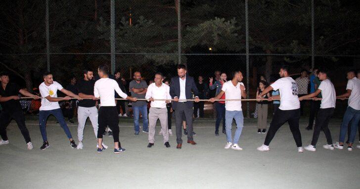 Sivas'ta tuhaf görüntüler! Yoğurdun içindekini duyunca tanınmaz hale geldiler... Tepsiler havada uçuştu G5