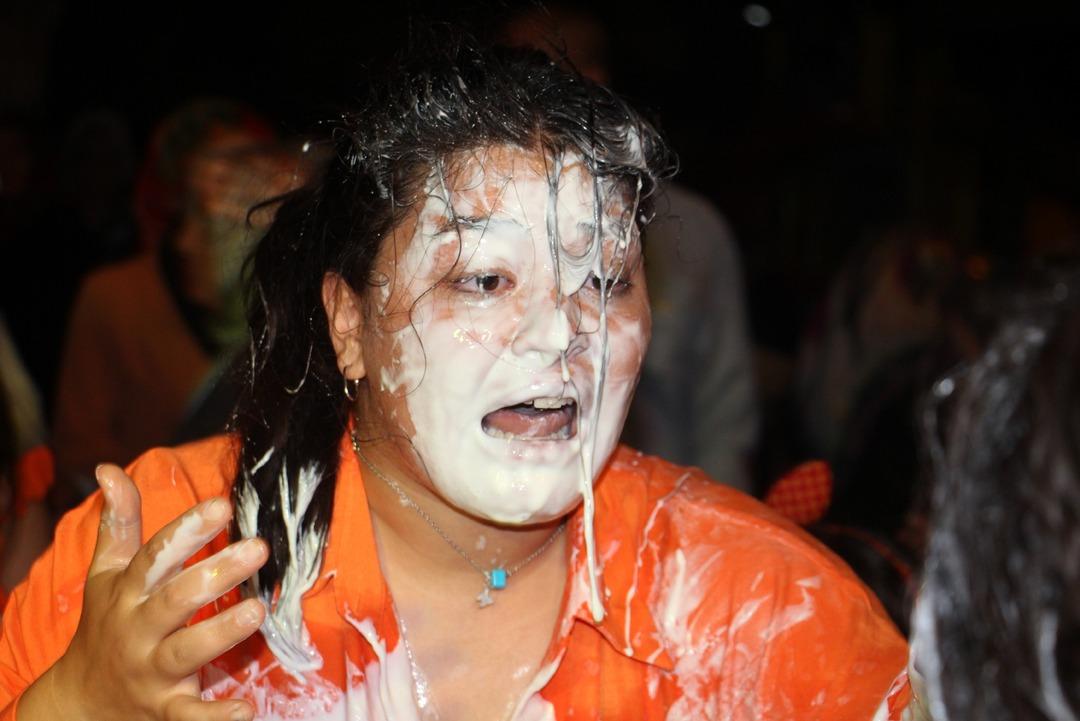 Sivas'ta tuhaf g&ouml;r&uuml;nt&uuml;ler! Yoğurdun i&ccedil;indekini duyunca tanınmaz hale geldiler... Tepsiler havada u&ccedil;uştu