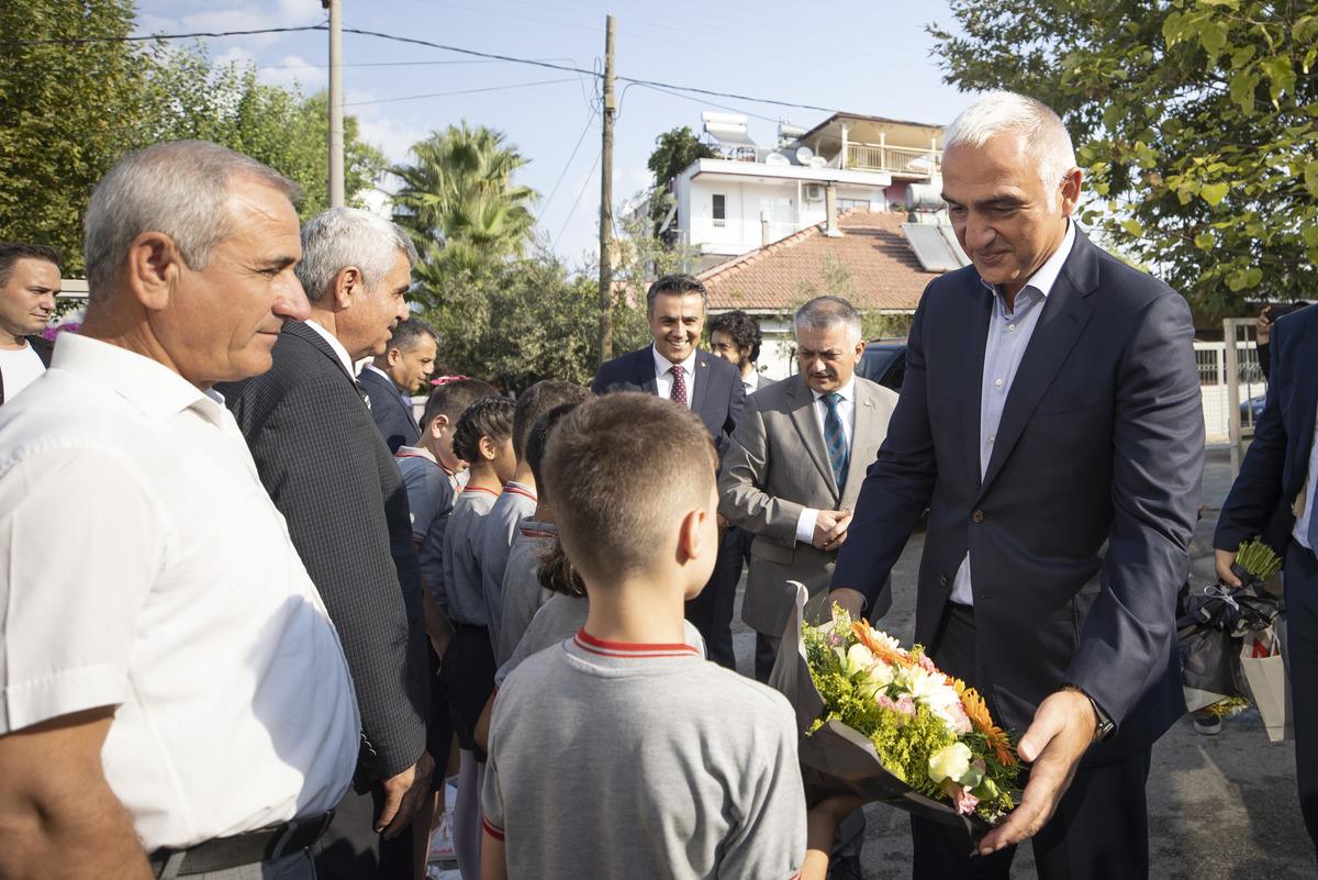 K&uuml;lt&uuml;r ve Turizm Bakanı Ersoy'dan "K&uuml;lt&uuml;rel Miras Koruyucuları Projesi" a&ccedil;ıklaması: (2)