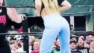 Kocasının rakibinin dikkatini dağıtmak için bir anda ringe atladı! Bluzunu kaldırıp göğüslerini gösterdi