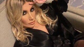 Barcelona pozu olay oldu! İrem Derici 'Paylaşımından basitlik akıyor' diyen takipçisine fena ayar verdi