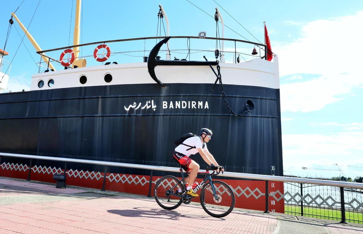 Bandırma'nın kurtuluşunun 100. yılı i&ccedil;in T&uuml;rk bayrağı Samsun'dan bisikletle yola &ccedil;ıkarıldı