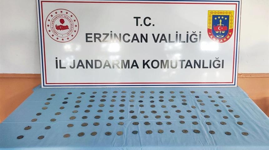 Erzincan'da tarihi eser niteliğindeki 129 sikke ele geçirildi