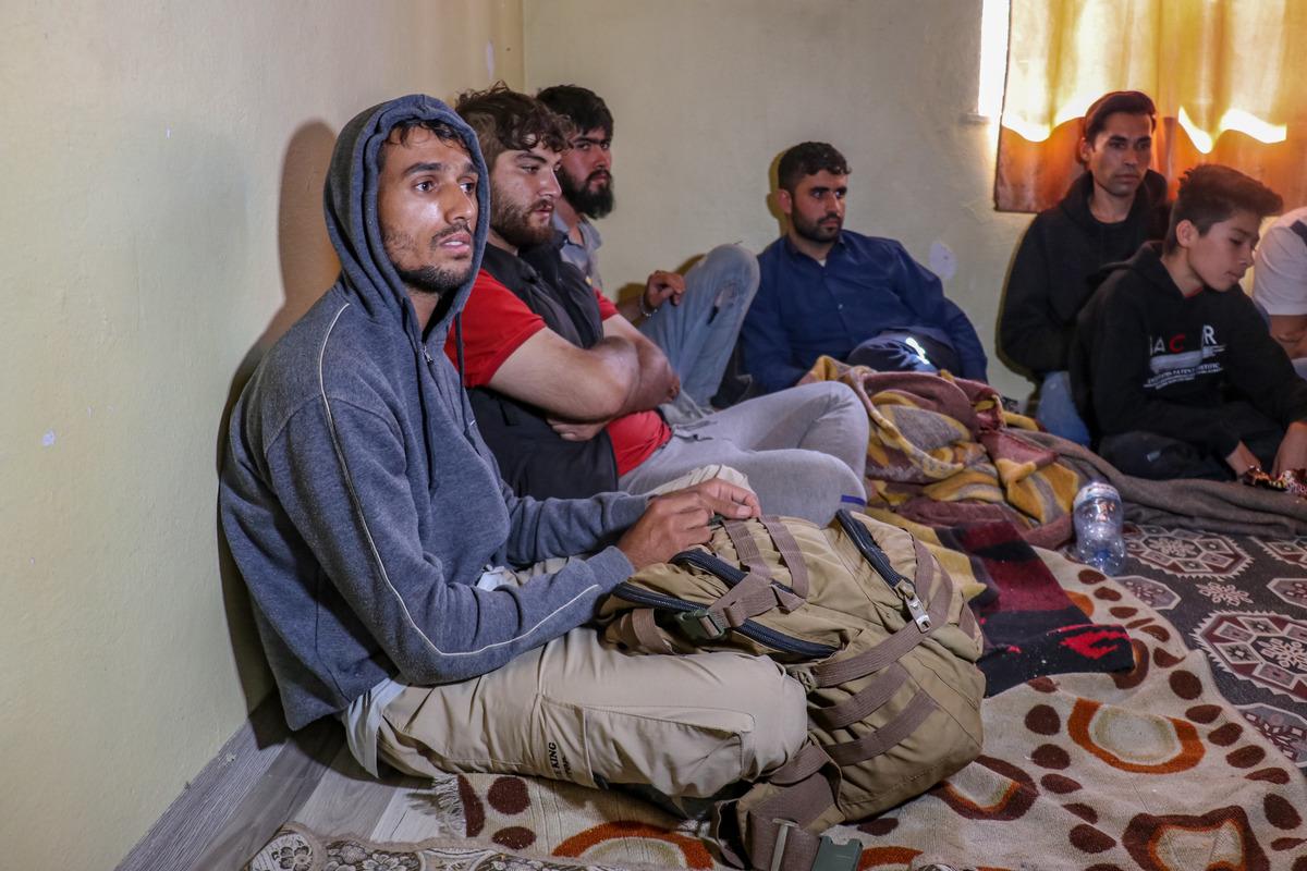 Van'da 16 d&uuml;zensiz g&ouml;&ccedil;men yakalandı