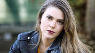 Yeni sevgilisiyle görüntülenmişti! Aslı Enver derin göğüs dekolteli pozuyla büyüledi