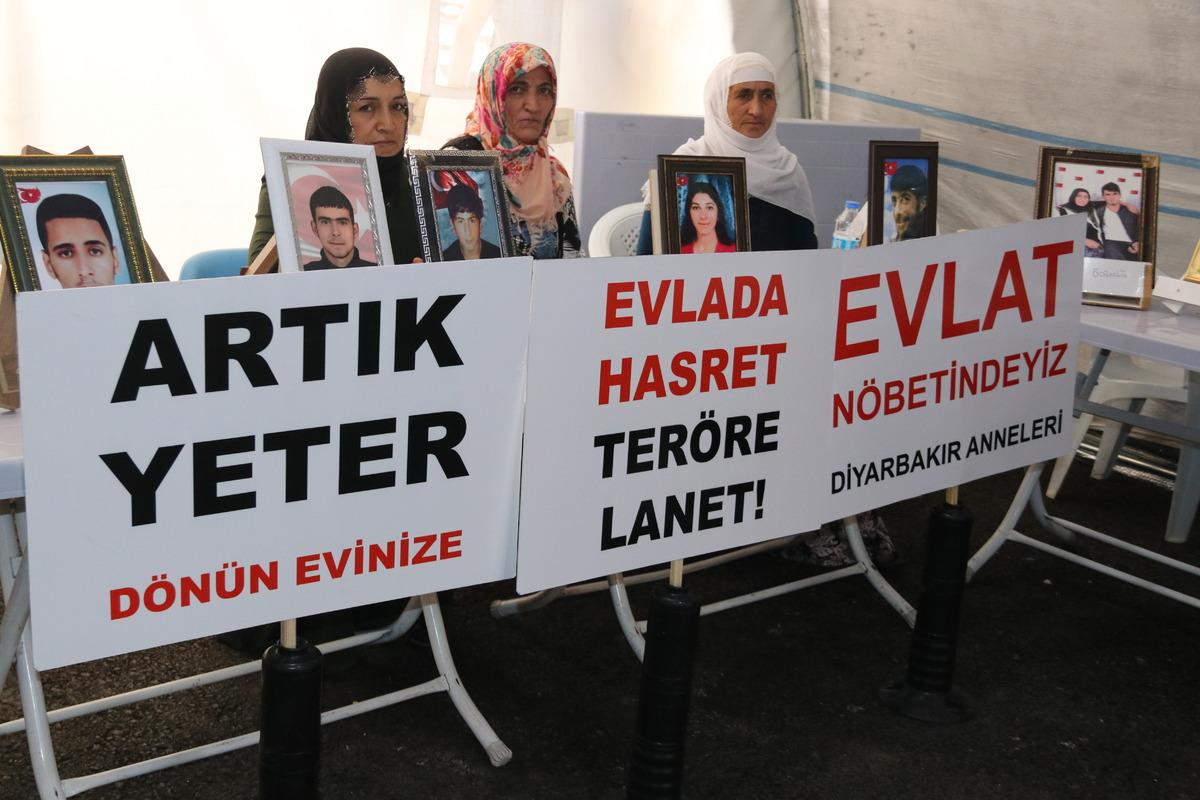 Diyarbakır annelerinden &ccedil;ocuklarına "teslim ol" &ccedil;ağrısı