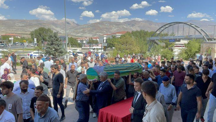 Erzincan'da eşi tarafından bıçaklanarak öldürülen kadının cenazesi defnedildi G3