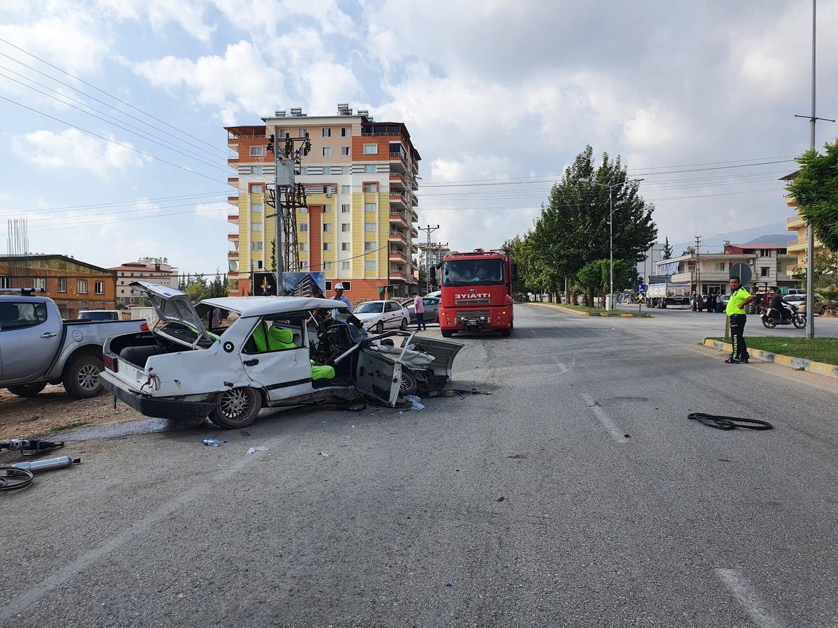 Hatay'da iki otomobilin &ccedil;arpıştığı kazada 7 kişi yaralandı