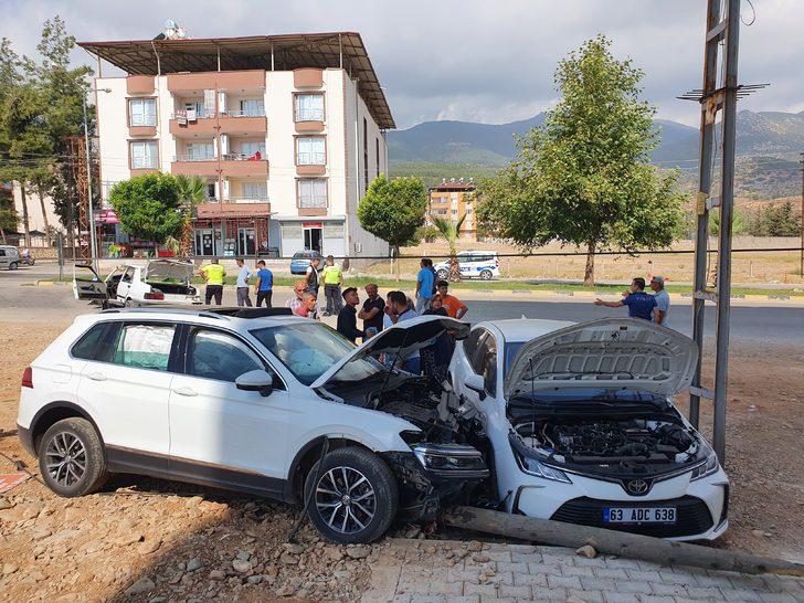 Hatay'da iki otomobilin çarpıştığı kazada 7 kişi yaralandı G4
