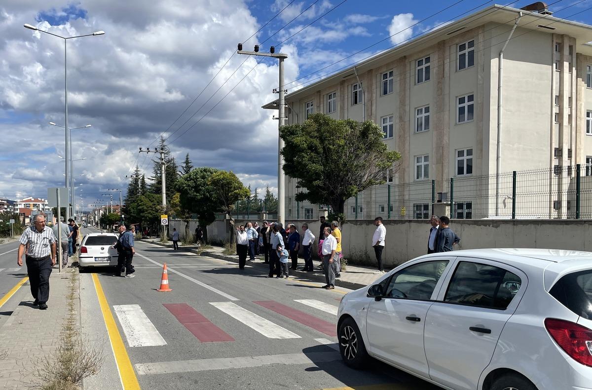 Bolu'da otomobilin yaya ge&ccedil;idinde &ccedil;arptığı anne ve 3 yaşındaki kızı yaralandı