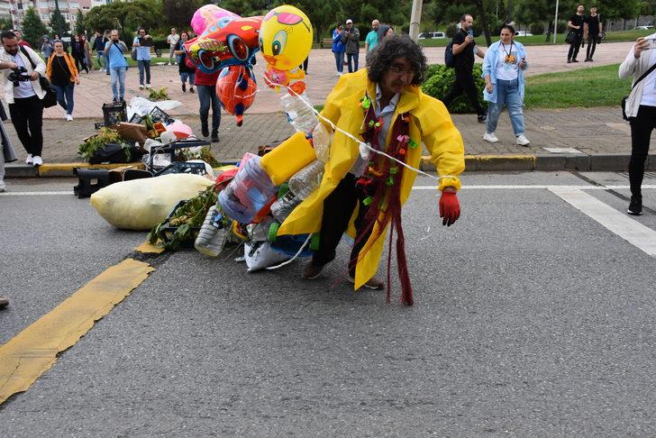 Trabzon'da bir akademisyen "Atık" adlı performansıyla çevre kirliliğine dikkat çekti G1