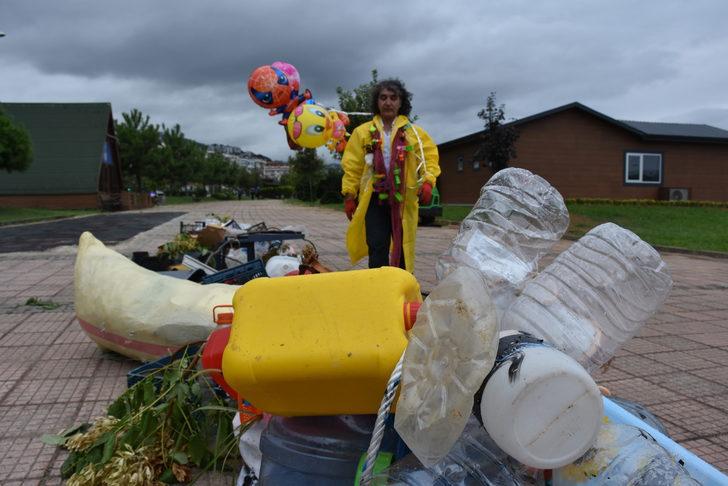 Trabzon'da bir akademisyen "Atık" adlı performansıyla çevre kirliliğine dikkat çekti G2