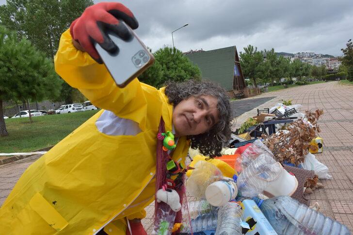 Trabzon'da bir akademisyen "Atık" adlı performansıyla çevre kirliliğine dikkat çekti G3