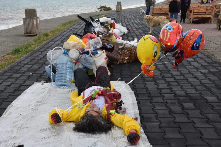 Trabzon'da bir akademisyen "Atık" adlı performansıyla çevre kirliliğine dikkat çekti G4