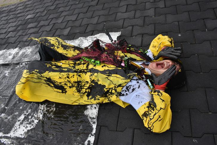 Trabzon'da bir akademisyen "Atık" adlı performansıyla çevre kirliliğine dikkat çekti G5