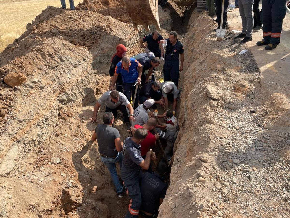 Elazığ'da altyapı &ccedil;alışmasında g&ouml;&ccedil;&uuml;k altında kalan iş&ccedil;i kurtarıldı