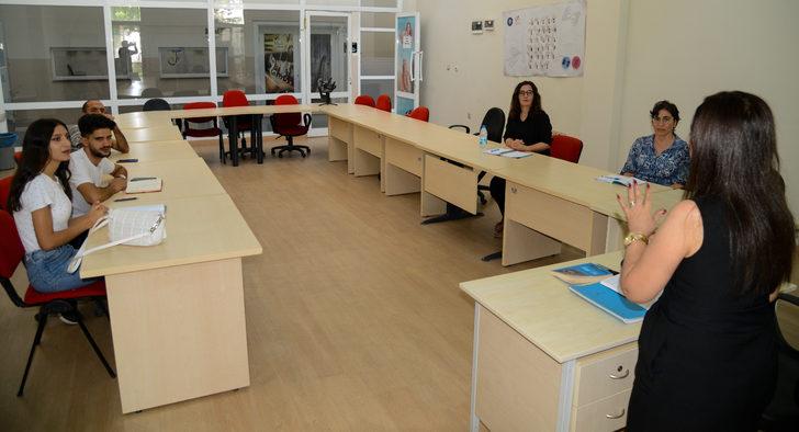 İşitme engellilerle iletişim kurmak için işaret dili öğreniyorlar G3