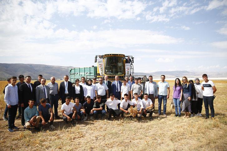 Kayseri’de lise öğrencilerinin 100 dekar alana ektiği aspirin hasadı yapıldı G3