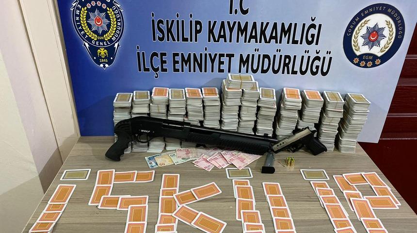 Çorum'daki kumar operasyonunda dolandırıcılıktan aranan kişi yakalandı