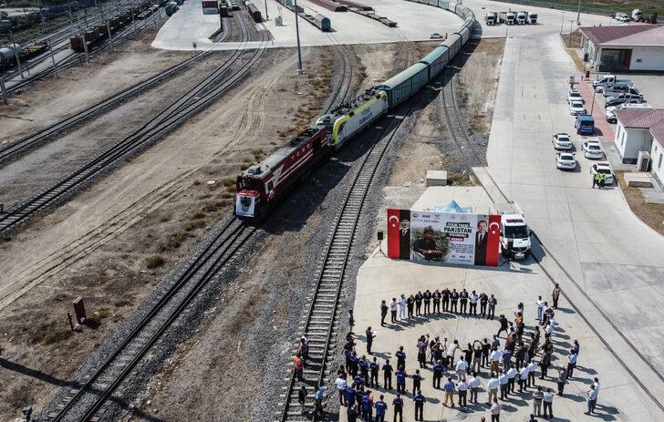 Pakistan'a yardım malzemesi taşıyan beşinci "İyilik Treni" törenle uğurlandı G3