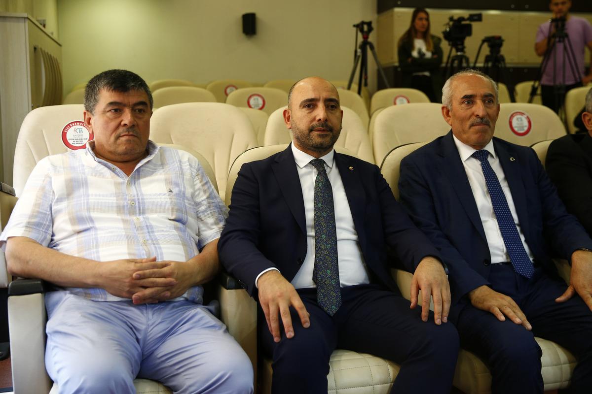 Doğum g&uuml;n&uuml;nde yılın Ahisi se&ccedil;ilip kaftan giydi