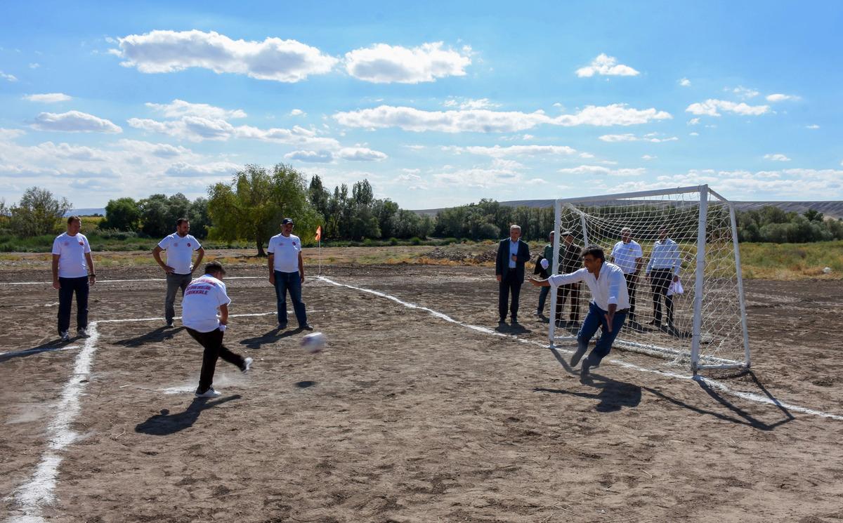 K&ouml;ydeki &ccedil;ocuğun futbol sahası talebi, milletvekilinin girişimiyle yerine getirildi