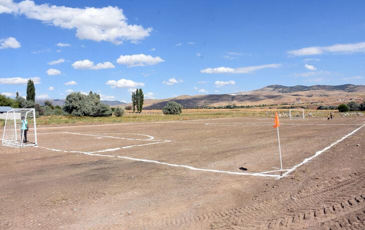 Köydeki çocuğun futbol sahası talebi, milletvekilinin girişimiyle yerine getirildi G2