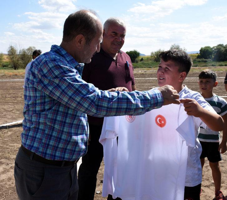 Köydeki çocuğun futbol sahası talebi, milletvekilinin girişimiyle yerine getirildi G3