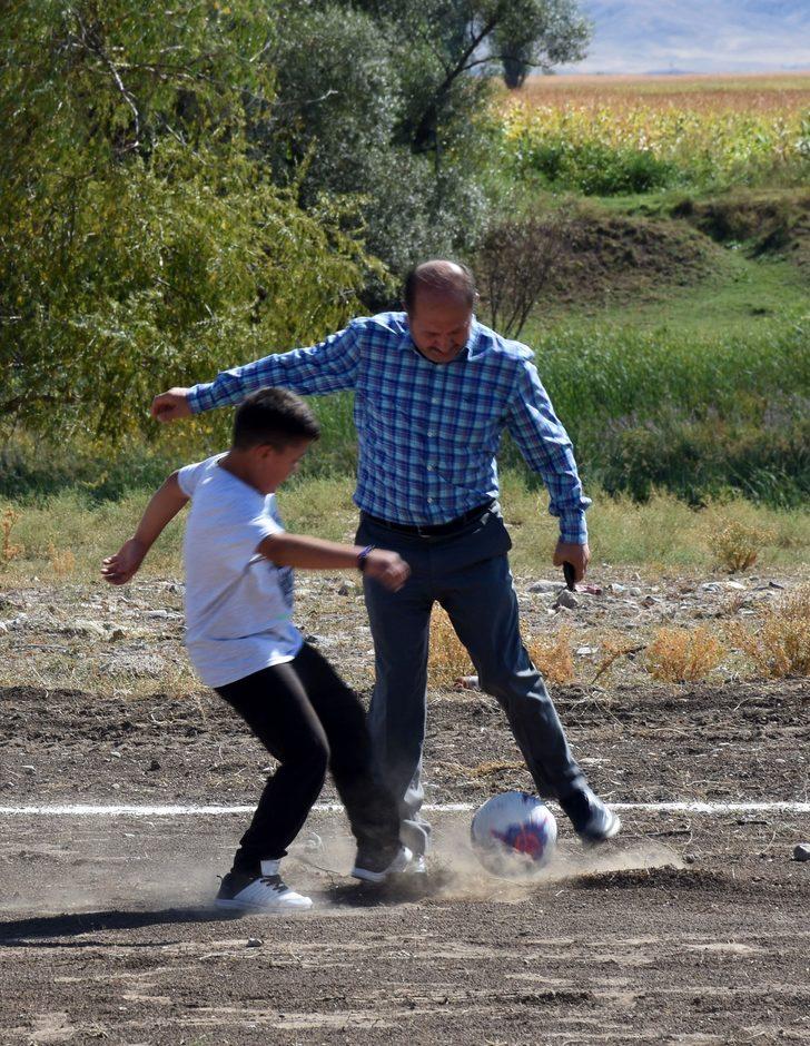 Köydeki çocuğun futbol sahası talebi, milletvekilinin girişimiyle yerine getirildi G4