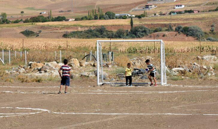 Köydeki çocuğun futbol sahası talebi, milletvekilinin girişimiyle yerine getirildi G5