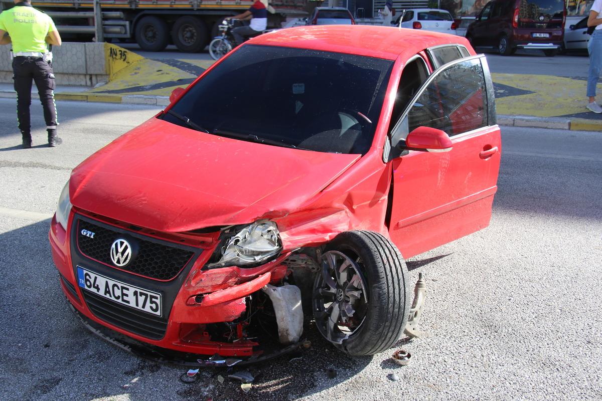 Uşak'ta bariyere &ccedil;arpan otomobilin s&uuml;r&uuml;c&uuml;s&uuml; yaralandı