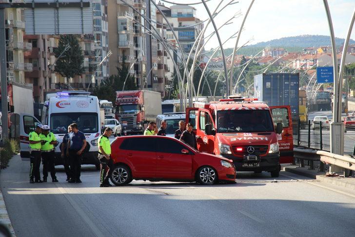 Uşak'ta bariyere çarpan otomobilin sürücüsü yaralandı G3