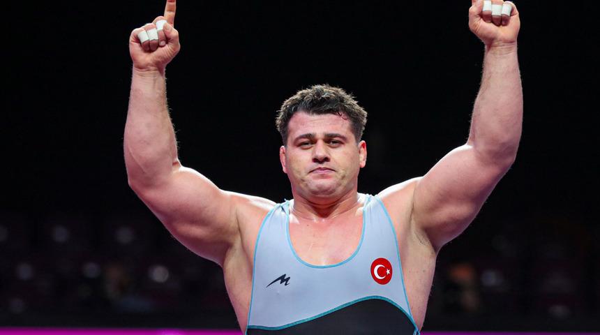 Milli güreşçi Rıza Kayaalp, 5'inci kez dünya şampiyonu olarak tarihe geçti