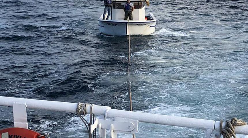 Riva açıklarında sürüklenen tekne kurtarıldı