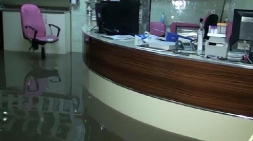 Birecik'te hastaneyi, Siverek'te evleri su bastı