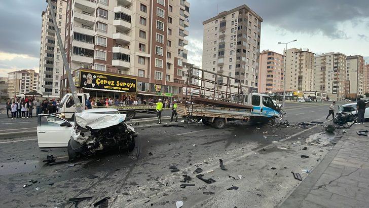 Kayseri'de 3 aracın karıştığı trafik kazasında 3 kişi yaralandı G3