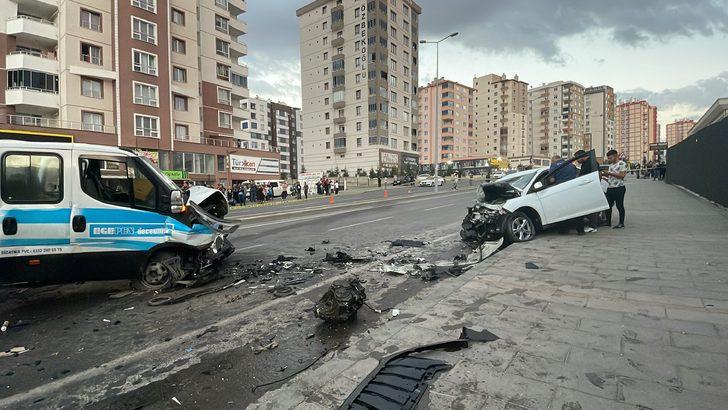 Kayseri'de 3 aracın karıştığı trafik kazasında 3 kişi yaralandı G4