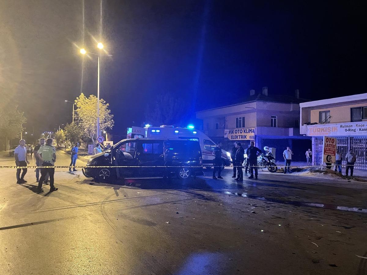 Niğde'de polisten ka&ccedil;an otomobilin minib&uuml;se &ccedil;arpması sonucu 3 kişi yaralandı