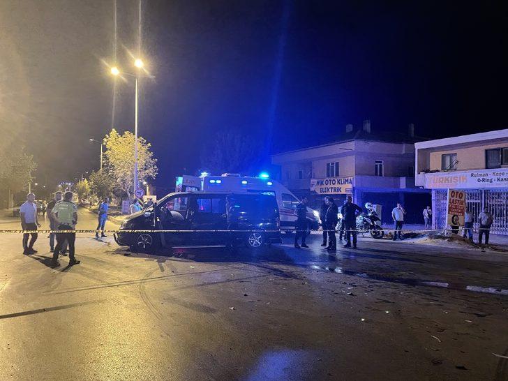 Niğde'de polisten kaçan otomobilin minibüse çarpması sonucu 3 kişi yaralandı G1