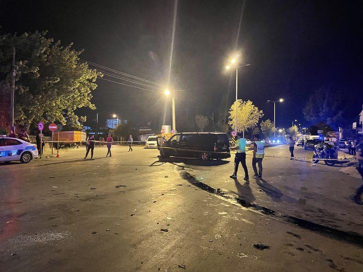 Niğde'de polisten kaçan otomobilin minibüse çarpması sonucu 3 kişi yaralandı G4