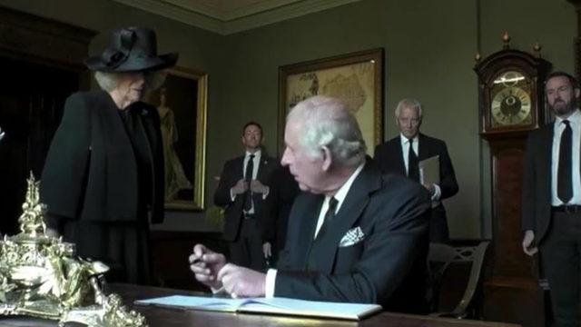 Kral 3. Charles imza atarken küplere bindi! Bu kahrolası şeye tahammül edemiyorum