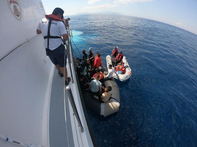 Aydın açıklarında Yunanistan unsurlarınca geri itilen 46 düzensiz göçmen kurtarıldı