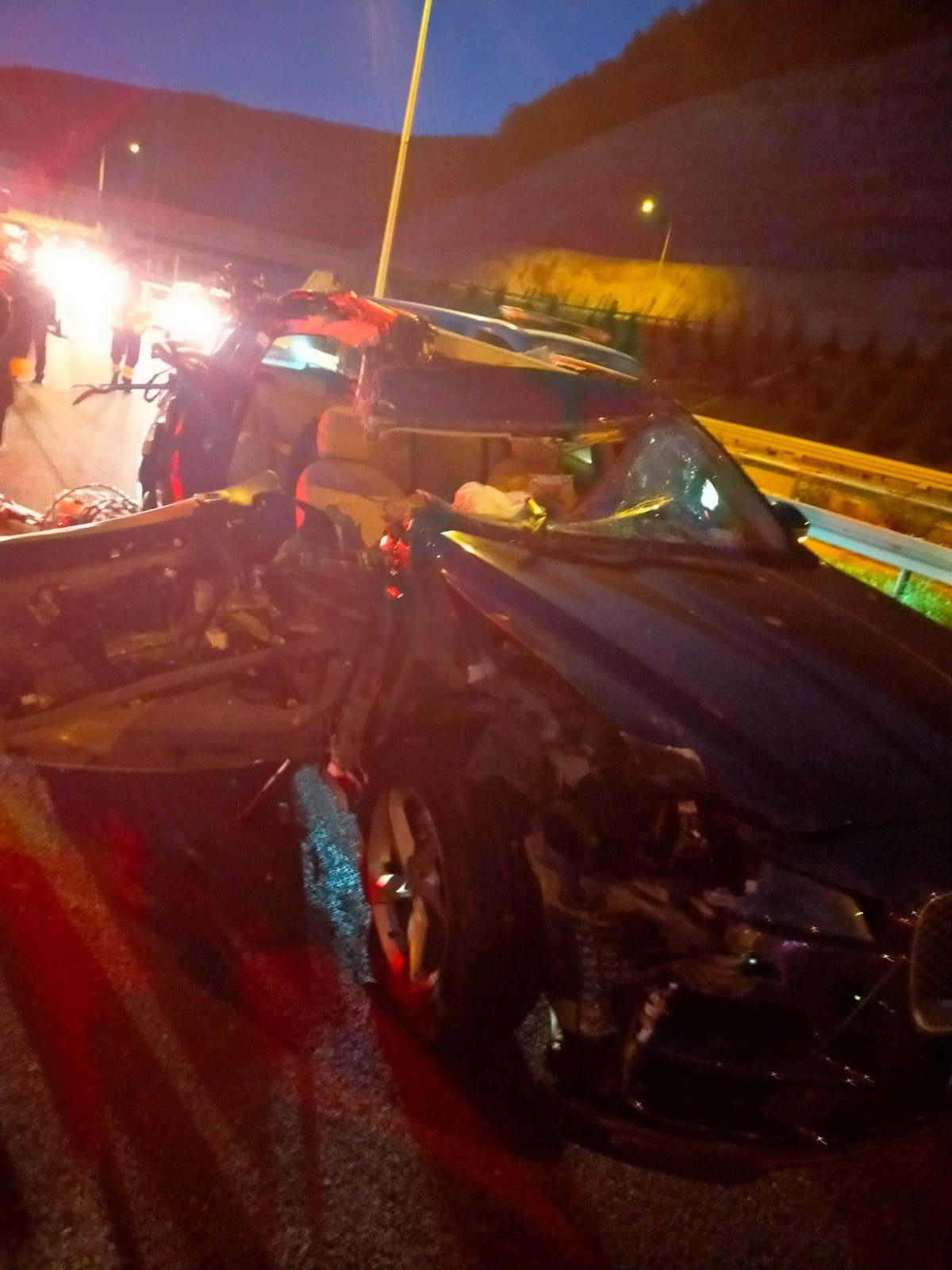 Yalova&rsquo;da ciple tırın &ccedil;arpıştığı kazada 3 kişi yaralandı