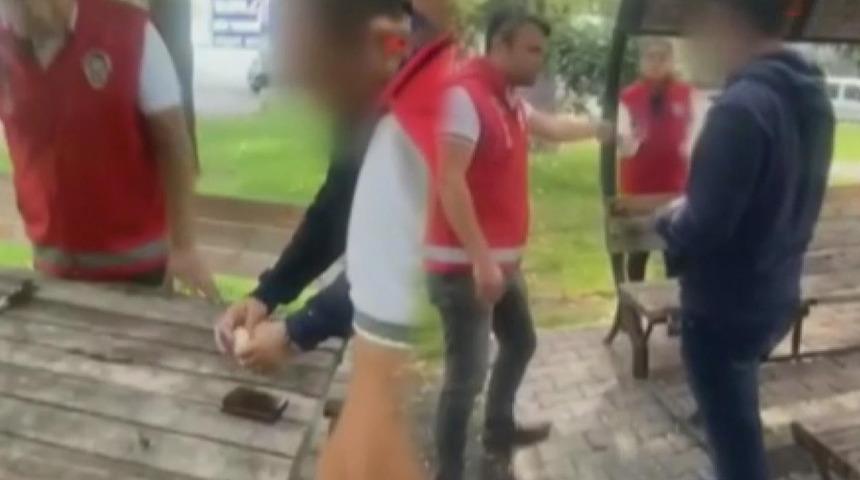 Polisler yanağındaki şişlikten şüphelendi! 'Pes' dedirten olay... Ağzından iki parça çıktı