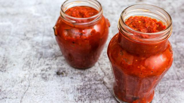 Bu sos kahvaltı sofralarınıza renk katacak! İşte lutenitsa tarifi ve malzemeleri...