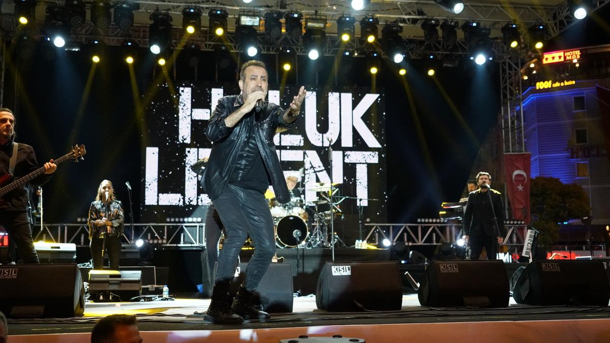 Haluk Levent, Sakarya Zaferi kutlamaları kapsamında Polatlı'da konser verdi
