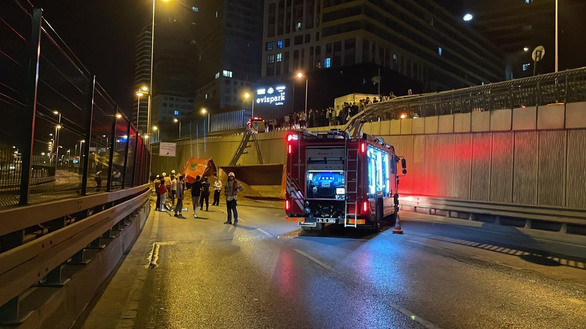 Kadık&ouml;y'de seyir halindeki kamyonun &ccedil;evre yoluna d&uuml;şmesi sonucu s&uuml;r&uuml;c&uuml; yaralandı