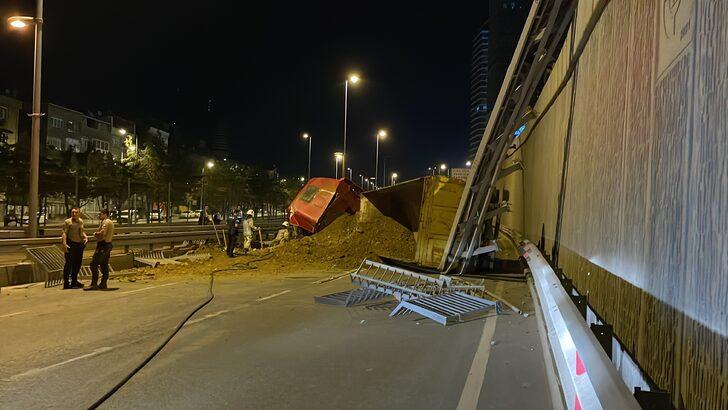 Kadıköy'de seyir halindeki kamyonun çevre yoluna düşmesi sonucu sürücü yaralandı G3